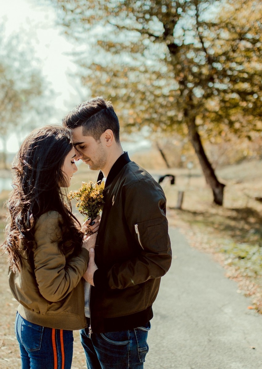 HelenZee.com couple-in-love  