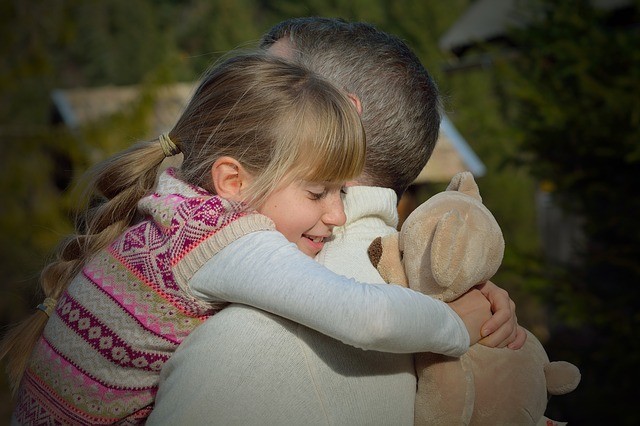 HelenZee.com father-daughter-hug  